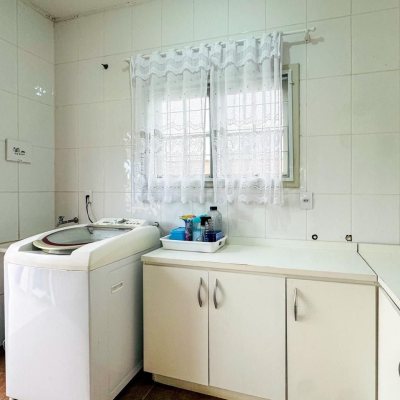 Casa Residencial com 239m², 5 quartos (sendo 1 suíte), 2 garagens, no bairro Carianos em Florianópolis