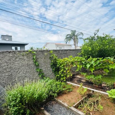 Casa Residencial com 239m², 5 quartos (sendo 1 suíte), 2 garagens, no bairro Carianos em Florianópolis