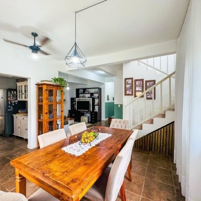 Casa Residencial com 239m², 5 quartos (sendo 1 suíte), 2 garagens, no bairro Carianos em Florianópolis