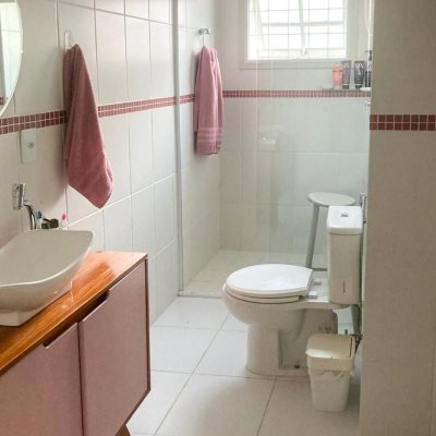 Casa Residencial com 239m², 5 quartos (sendo 1 suíte), 2 garagens, no bairro Carianos em Florianópolis
