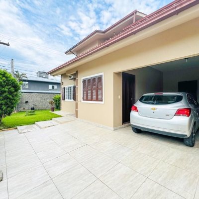 Casa Residencial com 239m², 5 quartos (sendo 1 suíte), 2 garagens, no bairro Carianos em Florianópolis