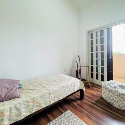 Casa Residencial com 239m², 5 quartos (sendo 1 suíte), 2 garagens, no bairro Carianos em Florianópolis