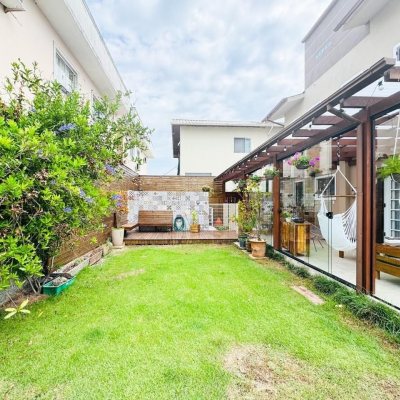 Casa Residencial com 239m², 5 quartos (sendo 1 suíte), 2 garagens, no bairro Carianos em Florianópolis