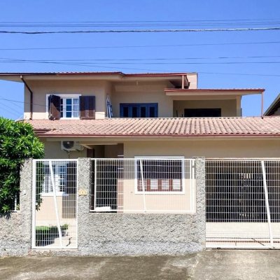 Casa Residencial com 239m², 5 quartos (sendo 1 suíte), 2 garagens, no bairro Carianos em Florianópolis