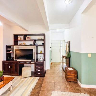 Casa Residencial com 239m², 5 quartos (sendo 1 suíte), 2 garagens, no bairro Carianos em Florianópolis