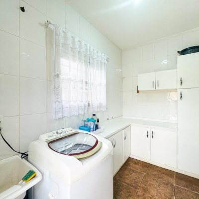 Casa Residencial com 239m², 5 quartos (sendo 1 suíte), 2 garagens, no bairro Carianos em Florianópolis