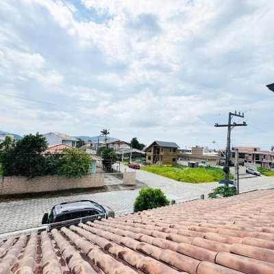 Casa Residencial com 239m², 5 quartos (sendo 1 suíte), 2 garagens, no bairro Carianos em Florianópolis