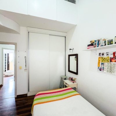 Casa Residencial com 239m², 5 quartos (sendo 1 suíte), 2 garagens, no bairro Carianos em Florianópolis