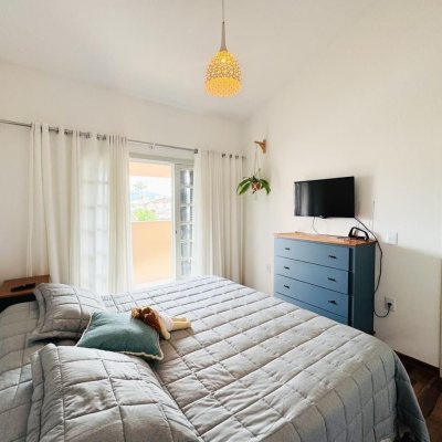 Casa Residencial com 239m², 5 quartos (sendo 1 suíte), 2 garagens, no bairro Carianos em Florianópolis