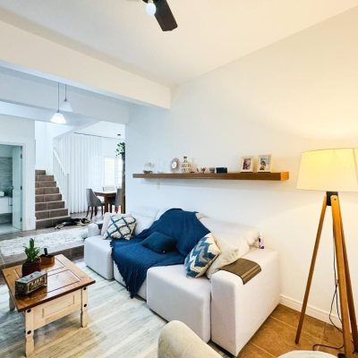 Casa Residencial com 239m², 5 quartos (sendo 1 suíte), 2 garagens, no bairro Carianos em Florianópolis