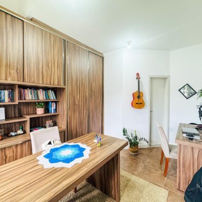 Casa Residencial com 239m², 5 quartos (sendo 1 suíte), 2 garagens, no bairro Carianos em Florianópolis