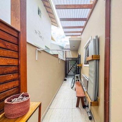 Casa Residencial com 239m², 5 quartos (sendo 1 suíte), 2 garagens, no bairro Carianos em Florianópolis