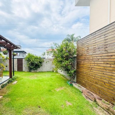 Casa Residencial com 239m², 5 quartos (sendo 1 suíte), 2 garagens, no bairro Carianos em Florianópolis