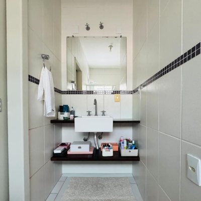 Casa Residencial com 239m², 5 quartos (sendo 1 suíte), 2 garagens, no bairro Carianos em Florianópolis