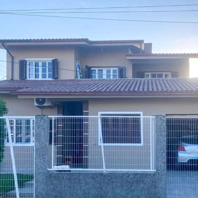 Casa Residencial com 239m², 5 quartos (sendo 1 suíte), 2 garagens, no bairro Carianos em Florianópolis