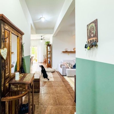 Casa Residencial com 239m², 5 quartos (sendo 1 suíte), 2 garagens, no bairro Carianos em Florianópolis