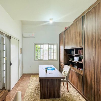 Casa Residencial com 239m², 5 quartos (sendo 1 suíte), 2 garagens, no bairro Carianos em Florianópolis