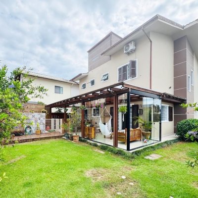 Casa Residencial com 239m², 5 quartos (sendo 1 suíte), 2 garagens, no bairro Carianos em Florianópolis