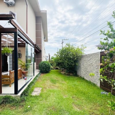 Casa Residencial com 239m², 5 quartos (sendo 1 suíte), 2 garagens, no bairro Carianos em Florianópolis