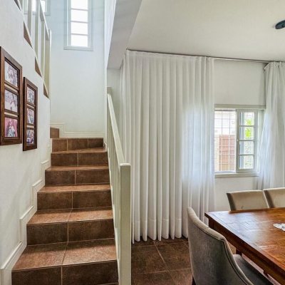 Casa Residencial com 239m², 5 quartos (sendo 1 suíte), 2 garagens, no bairro Carianos em Florianópolis