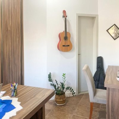 Casa Residencial com 239m², 5 quartos (sendo 1 suíte), 2 garagens, no bairro Carianos em Florianópolis
