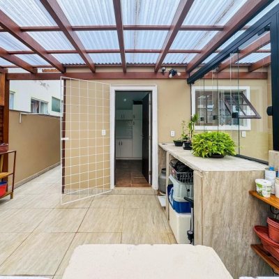 Casa Residencial com 239m², 5 quartos (sendo 1 suíte), 2 garagens, no bairro Carianos em Florianópolis