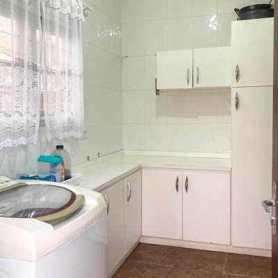 Casa Residencial com 239m², 5 quartos (sendo 1 suíte), 2 garagens, no bairro Carianos em Florianópolis