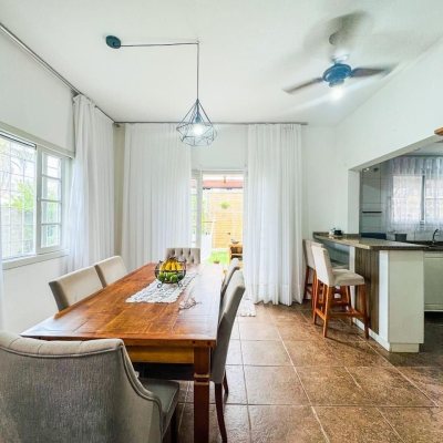 Casa Residencial com 239m², 5 quartos (sendo 1 suíte), 2 garagens, no bairro Carianos em Florianópolis