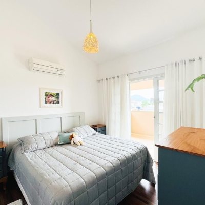 Casa Residencial com 239m², 5 quartos (sendo 1 suíte), 2 garagens, no bairro Carianos em Florianópolis