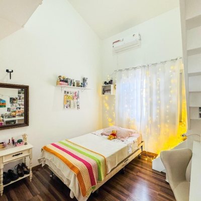 Casa Residencial com 239m², 5 quartos (sendo 1 suíte), 2 garagens, no bairro Carianos em Florianópolis