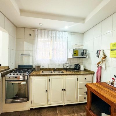 Casa Residencial com 239m², 5 quartos (sendo 1 suíte), 2 garagens, no bairro Carianos em Florianópolis