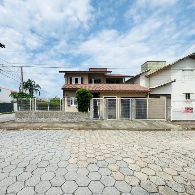 Casa Residencial com 239m², 5 quartos (sendo 1 suíte), 2 garagens, no bairro Carianos em Florianópolis