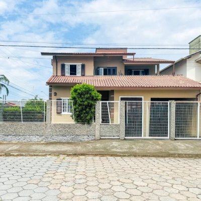 Casa Residencial com 239m², 5 quartos (sendo 1 suíte), 2 garagens, no bairro Carianos em Florianópolis