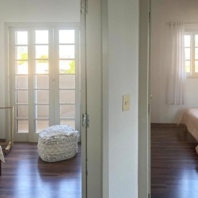 Casa Residencial com 239m², 5 quartos (sendo 1 suíte), 2 garagens, no bairro Carianos em Florianópolis