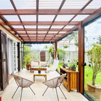 Casa Residencial com 239m², 5 quartos (sendo 1 suíte), 2 garagens, no bairro Carianos em Florianópolis