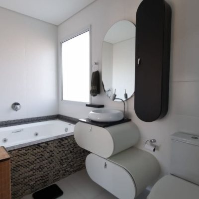 Casa em Condomínio com 138m², 3 quartos, 3 suítes, 2 garagens, no bairro Cachoeira Do Bom Jesus em Floranópolis