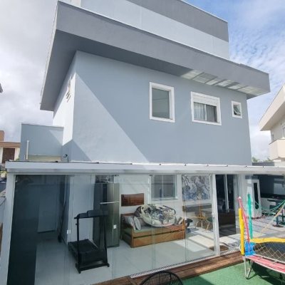 Casa em Condomínio com 138m², 3 quartos, 3 suítes, 2 garagens, no bairro Cachoeira Do Bom Jesus em Floranópolis