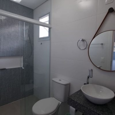 Casa em Condomínio com 138m², 3 quartos, 3 suítes, 2 garagens, no bairro Cachoeira Do Bom Jesus em Floranópolis