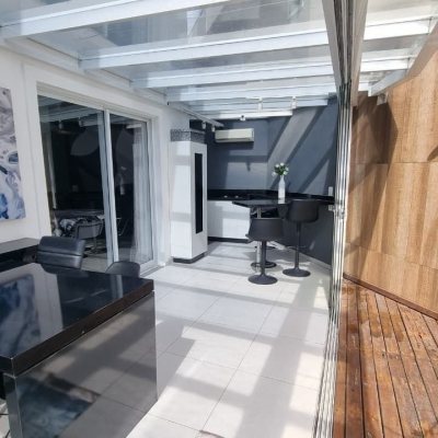 Casa em Condomínio com 138m², 3 quartos, 3 suítes, 2 garagens, no bairro Cachoeira Do Bom Jesus em Floranópolis