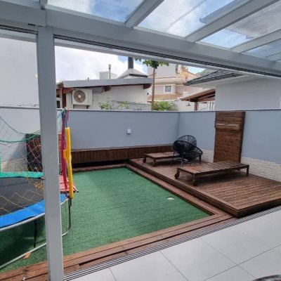Casa em Condomínio com 138m², 3 quartos, 3 suítes, 2 garagens, no bairro Cachoeira Do Bom Jesus em Floranópolis