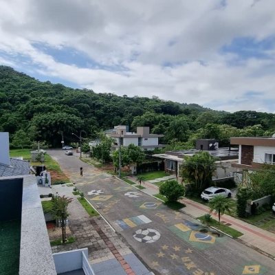 Casa em Condomínio com 138m², 3 quartos, 3 suítes, 2 garagens, no bairro Cachoeira Do Bom Jesus em Floranópolis