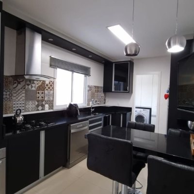 Casa em Condomínio com 138m², 3 quartos, 3 suítes, 2 garagens, no bairro Cachoeira Do Bom Jesus em Floranópolis