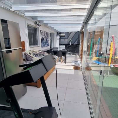 Casa em Condomínio com 138m², 3 quartos, 3 suítes, 2 garagens, no bairro Cachoeira Do Bom Jesus em Floranópolis