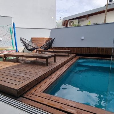 Casa em Condomínio com 138m², 3 quartos, 3 suítes, 2 garagens, no bairro Cachoeira Do Bom Jesus em Floranópolis