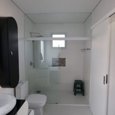 Casa em Condomínio com 138m², 3 quartos, 3 suítes, 2 garagens, no bairro Cachoeira Do Bom Jesus em Floranópolis