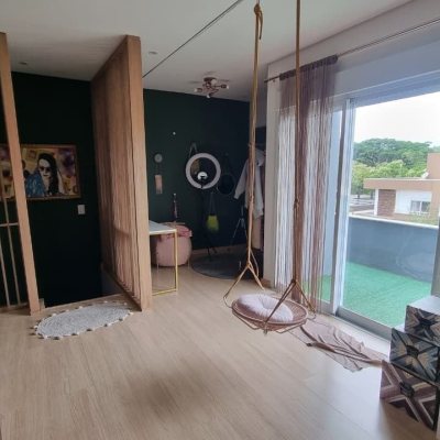 Casa em Condomínio com 138m², 3 quartos, 3 suítes, 2 garagens, no bairro Cachoeira Do Bom Jesus em Floranópolis