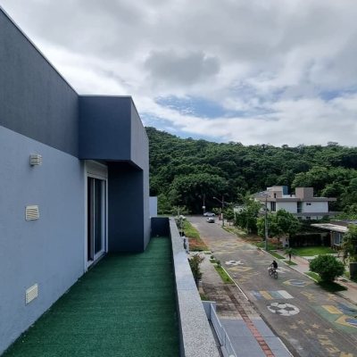 Casa em Condomínio com 138m², 3 quartos, 3 suítes, 2 garagens, no bairro Cachoeira Do Bom Jesus em Floranópolis