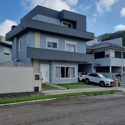Casa em Condomínio com 138m², 3 quartos, 3 suítes, 2 garagens, no bairro Cachoeira Do Bom Jesus em Floranópolis