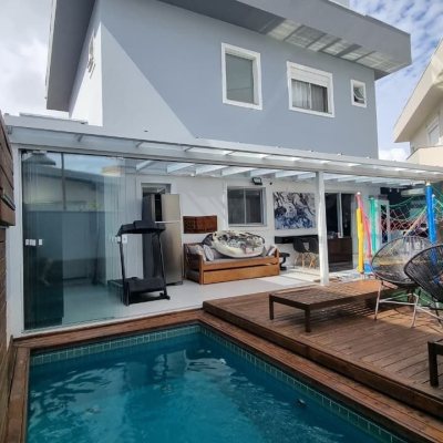 Casa em Condomínio com 138m², 3 quartos, 3 suítes, 2 garagens, no bairro Cachoeira Do Bom Jesus em Floranópolis
