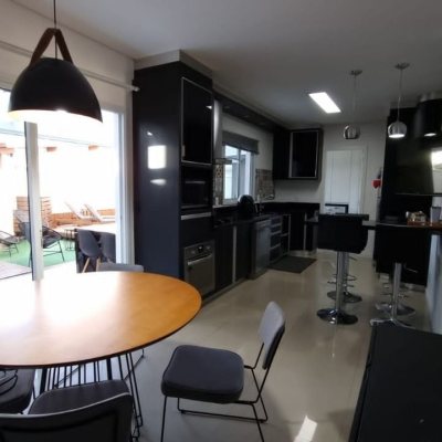 Casa em Condomínio com 138m², 3 quartos, 3 suítes, 2 garagens, no bairro Cachoeira Do Bom Jesus em Floranópolis